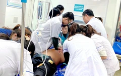 Bệnh nhân chưa kịp khám bệnh thì ngưng tim, cả chục y bác sĩ xúm vào giành lại sự sống