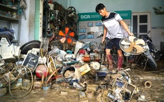 Cùng Tuổi Trẻ cứu trợ đồng bào lũ lụt miền Trung