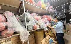 Phát hiện kho chứa số lượng lớn mũ bảo hiểm không rõ nguồn gốc