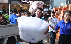 Video triệu tấm lòng của shipper, học sinh, người nước ngoài và người dân TP.HCM gửi yêu thương về miền Trung