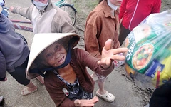 Cùng Tuổi Trẻ cứu trợ đồng bào lũ lụt miền Trung