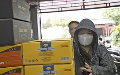 Nghĩa đồng bào - Kỳ 1: Nhà nhà thành điểm nhận hàng cứu trợ