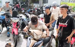 Xe máy hư hỏng xếp từ trong tiệm ra đường, khách chờ 3 ngày chưa tới lượt sửa