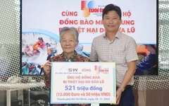 Cùng Tuổi Trẻ cứu trợ đồng bào lũ lụt miền Trung