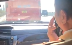 Lái xe khách không nhường đường cho đoàn xe ưu tiên, dù cảnh sát liên tục phát tín hiệu