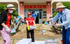 Thầy cô ở Phú Yên cũ dọn đống đổ nát, phơi sách vở, mong ngày học sinh trở lại