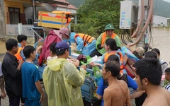 Cơn lũ lịch sử đi qua, tình người ở lại