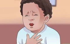 Xem điện thoại trong khi ăn, bé gái 13 tuổi suýt nguy kịch