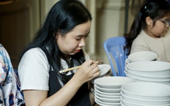 Bạn trẻ háo hức trải nghiệm trang trí gốm tại Bảo tàng TP.HCM