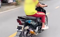 Xác minh clip nam sinh chạy xe máy lấy khẩu trang che biển số, nẹt pô rồi quay phim đăng TikTok