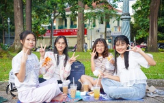 Thời tiết se lạnh, bạn trẻ TP.HCM, Đồng Nai xuống đường tận hưởng không khí