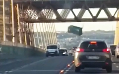 Khoảnh khắc buồng vệ sinh rơi từ độ cao 30m xuống đường cao tốc đông đúc xe ở Tây Ban Nha