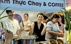 5 ngày hội ẩm thực chay trời mưa tầm tã nhưng bãi xe vẫn quá tải người đến thưởng thức