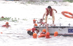 Ứng cứu đội thi gặp sự cố tại giải đua ghe Ngo ở Cần Thơ