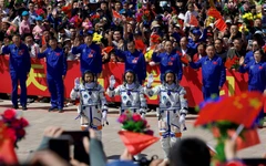 Trung Quốc hoãn đưa phi hành gia trở về Trái đất, nghi do mảnh vỡ không gian va chạm tàu vũ trụ