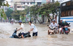 Video triều cường nhấn chìm nhiều tuyến đường TP.HCM, nhiều người lội nước đẩy xe về nhà