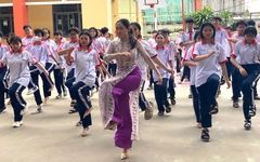 Thầy trò Trường THCS Tân Quý Tây thi nhảy flashmob mừng 20-11
