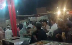 Hỗn loạn tại đám cưới vì nhà trai và nhà gái tranh giành gà rán như đi... giật cô hồn