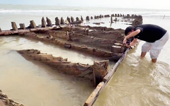 Cận cảnh tàu cổ bất ngờ nổi lên gần như nguyên vẹn sau bão số 13 tại Hội An