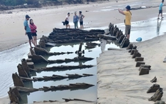 Người dân kéo đến xem tàu cổ nổi lên ở biển Hội An từ sáng sớm, lai lịch con tàu ra sao?