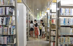 Nửa số học sinh Nhật Bản không đọc sách, smartphone 'chiếm hết thời gian'