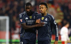 Real Madrid mất ngôi đầu La Liga vào tay Barcelona