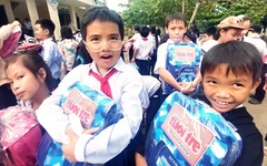 Cùng Tuổi Trẻ cứu trợ đồng bào lũ lụt miền Trung