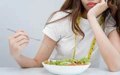 Bất ngờ: Ăn kiêng ở tuổi 40+ có thể gây hại não