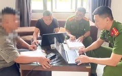 Công an lấy lời khai người cha xích chân, nhốt hai con nhỏ trong phòng