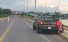 Lập biên bản nữ tài xế dừng xe bán tải trên cầu gây cản trở giao thông