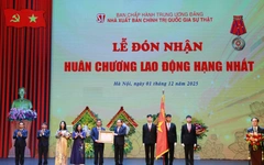 Nhà xuất bản Chính trị quốc gia Sự thật đón Huân chương Lao động hạng nhất