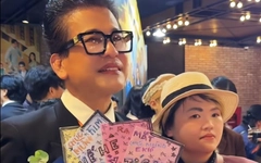 Thực hư MC Thanh Bạch bị ngó lơ, phải xếp hàng dài ở thảm đỏ?