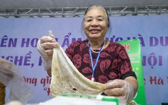 Cuối tuần ăn cỗ Bát Tràng, bánh cuốn Thanh Trì… ở phố đi bộ Trịnh Công Sơn