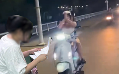 Lập biên bản xử phạt cô gái buông hai tay, vái lạy khi chạy xe máy ở TP.HCM