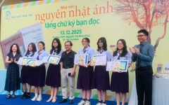 Nhà văn Nguyễn Nhật Ánh tặng chữ ký cho hơn 600 bạn đọc