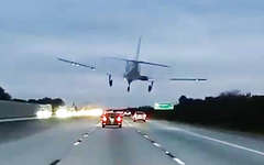 Video máy bay hạ cánh khẩn cấp trúng ô tô đang chạy trên cao tốc ở Mỹ