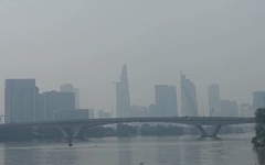 Chuyên gia lý giải nguyên nhân bầu trời TP.HCM mù mịt, tầm nhìn hạn chế