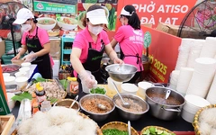 Có gian hàng phải 10 người mới đủ để phục vụ khách ở Ngày của Phở