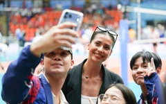 Á hậu Miss Universe đi cổ vũ Thái Lan đấu bóng chuyền nữ Việt Nam