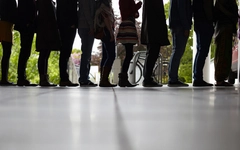 Nghề xếp hàng chuyên nghiệp: Thời gian là vàng, ai mua thì bán