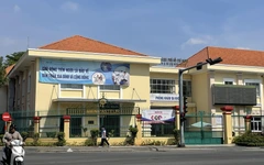 Sau phản ánh của Tuổi Trẻ, bảng quảng cáo che di tích Viện Pasteur TP.HCM được tháo dỡ