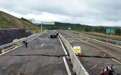 Mưa lũ làm cao tốc mới xây nứt toác, sạt trượt, phải lùi thời điểm thông xe