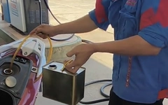 Rút lại xăng, không nhận chuyển khoản của khách hàng, nhân viên bán xăng bị đuổi việc