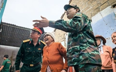 Bàn giao căn nhà đầu tiên trong 'Chiến dịch Quang Trung' cho người dân vùng lũ