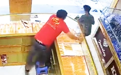 Video người dân vây bắt thanh niên cướp dây chuyền vàng 3,3 chỉ ở Tây Ninh