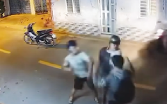 Clip nam sinh bị hai người đi xe máy đánh tới tấp ở TP.HCM, công an vào cuộc xác minh