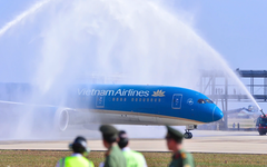 Máy bay Boeing 787 của Vietnam Airlines hạ cánh thành công xuống sân bay Long Thành