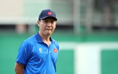 HLV Kim Sang Sik trầm ngâm trước trận gặp U22 Lào