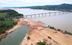 Bờ sông Ba bị lũ khoét thủng tạo ra dòng chảy rộng 100m, dài 1,5km