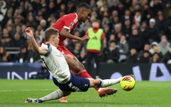 Alexander Isak chấn thương khi ghi bàn vào lưới Tottenham